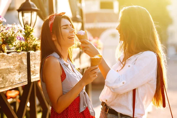 Duas Jovens Amigas Divertindo Comendo Sorvete Jovens Mulheres Gostam Verão — Fotografia de Stock