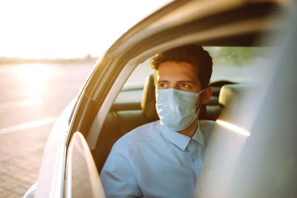 Pasajero Con Máscara Médica Estéril Taxi Durante Una Epidemia Ciudad — Foto de Stock