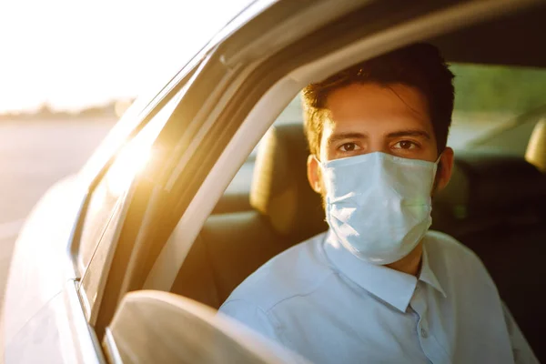 Pasajero Con Máscara Médica Estéril Taxi Durante Una Epidemia Ciudad — Foto de Stock