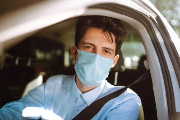 Joven Con Máscara Médica Estéril Protectora Sienta Coche Durante Una — Foto de Stock