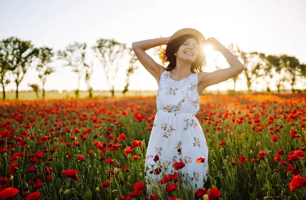 Bella Ragazza Nel Campo Papaveri Ritratto Una Graziosa Ragazza Bruna — Foto Stock