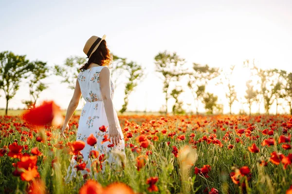 Haşhaş Tarlasında Güzel Bir Kız Beyaz Elbise Şapkayla Gün Batımında — Stok fotoğraf