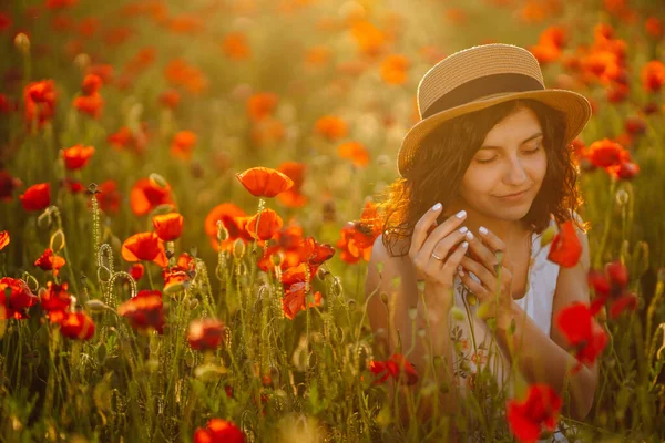 Mooi Meisje Het Papaverveld Portret Van Een Schattig Brunette Meisje — Stockfoto