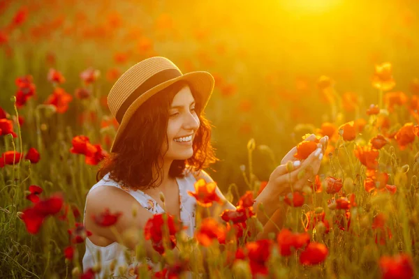 Bella Ragazza Nel Campo Papaveri Ritratto Una Graziosa Ragazza Bruna — Foto Stock