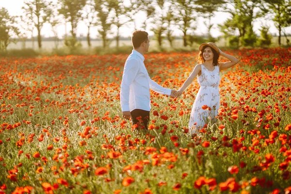 Liebespaar Mohnfeld Liebespaar Umarmt Sich Bei Romantischem Date Mohnfeld Gemeinsam — Stockfoto