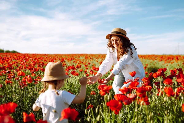 Mamma Figlioletta Stanno Giocando Nel Campo Dei Papaveri Fiore Giovane — Foto Stock