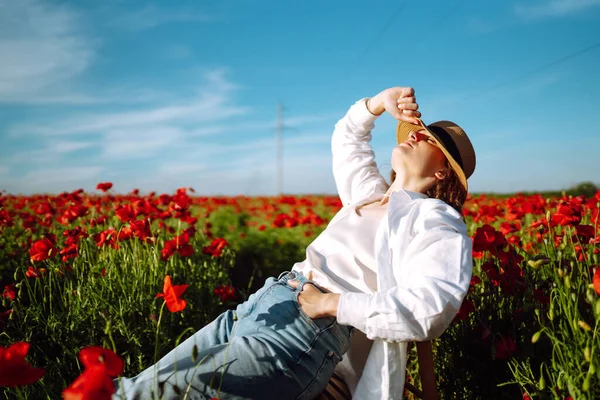 Giovane Ragazza Riccia Posa Campo Papaveri Seduto Una Sedia Ora — Foto Stock