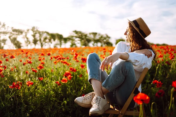 Giovane Ragazza Riccia Posa Campo Papaveri Seduto Una Sedia Ora — Foto Stock