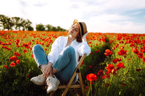 Menina Encaracolado Posando Campo Papoula Sentado Uma Cadeira Hora Verão — Fotografia de Stock