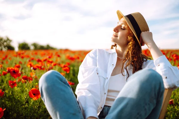 Menina Encaracolado Posando Campo Papoula Sentado Uma Cadeira Hora Verão — Fotografia de Stock