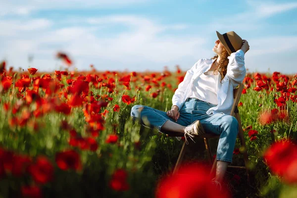 Giovane Ragazza Riccia Posa Campo Papaveri Seduto Una Sedia Ora — Foto Stock