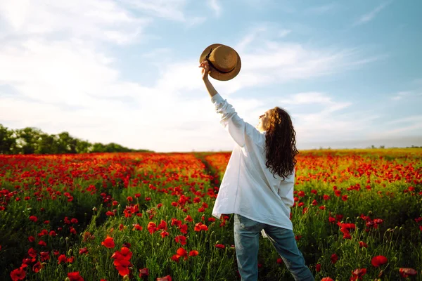 Giovane Ragazza Cappello Posa Nel Campo Papaveri Ritratto Ragazza Riccia — Foto Stock