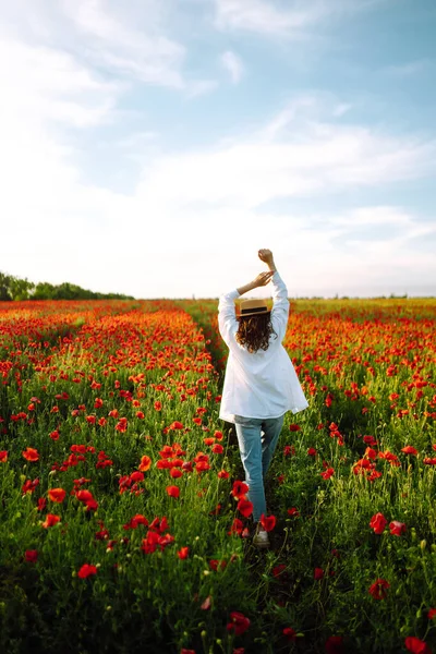 Giovane Ragazza Cappello Posa Nel Campo Papaveri Ritratto Ragazza Riccia — Foto Stock