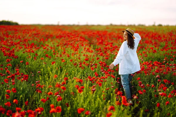 Giovane Ragazza Cappello Posa Nel Campo Papaveri Ritratto Ragazza Riccia — Foto Stock