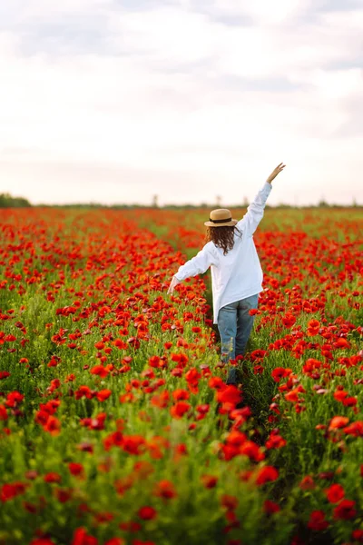 Giovane Ragazza Cappello Posa Nel Campo Papaveri Ritratto Ragazza Riccia — Foto Stock