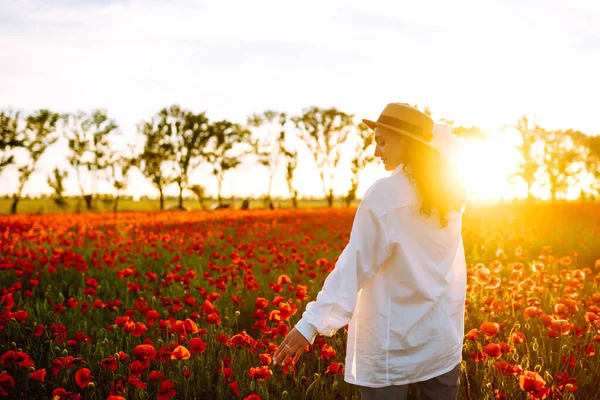 Giovane Ragazza Cappello Posa Nel Campo Papaveri Ritratto Ragazza Riccia — Foto Stock