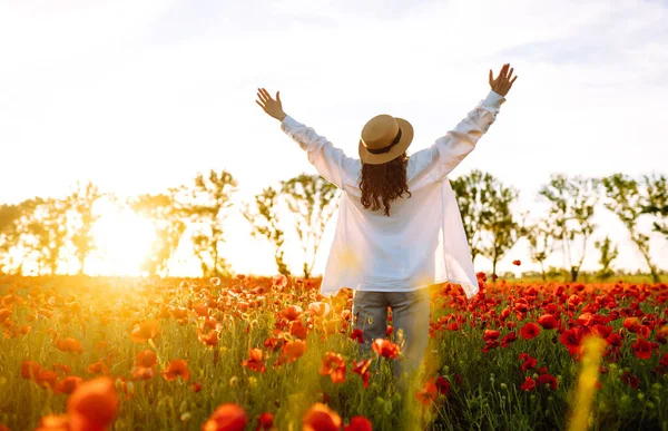 Niña Con Sombrero Posando Campo Amapola Retrato Una Chica Rizada — Foto de Stock