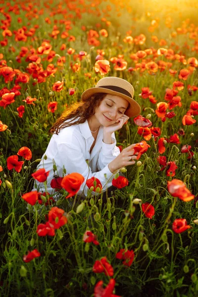 Jovem Chapéu Posando Campo Papoula Retrato Menina Encaracolada Andando Campo — Fotografia de Stock