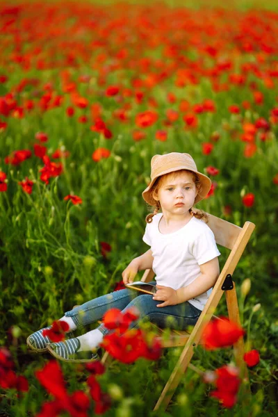 Linda Niña Campo Amapola Adorable Niño Jugando Campo Soleado — Foto de Stock