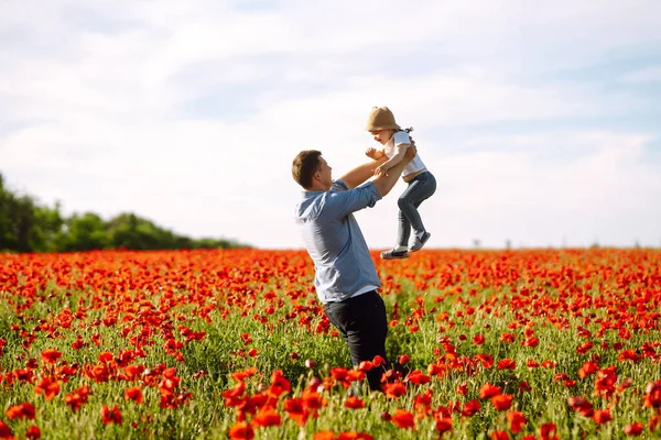 Щасливий Тато Маленька Дівчинка Бавляться Полі Цвітіння Маків Тато Грає — стокове фото