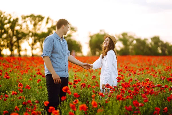 Una Coppia Adorabile Che Cammina Sul Campo Papaveri Ora Legale — Foto Stock