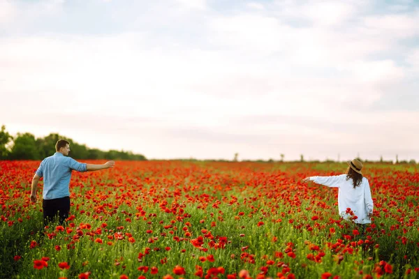 Una Coppia Adorabile Che Cammina Sul Campo Papaveri Ora Legale — Foto Stock