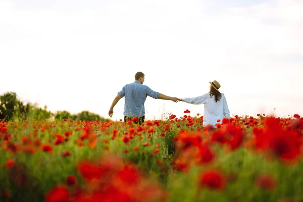 Una Pareja Encantadora Caminando Por Campo Amapola Verano Disfrutando Del — Foto de Stock