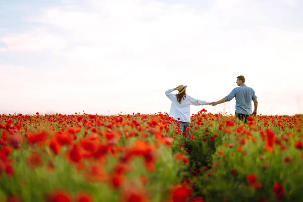 Casal Amoroso Andando Campo Papoula Hora Verão Aproveitar Tempo Juntos — Fotografia de Stock