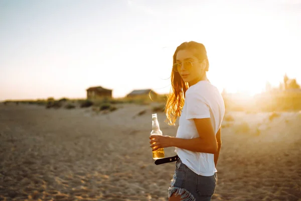 Ein Junges Mädchen Trinkt Während Der Sommerferien Strand Bei Sonnenuntergang — Stockfoto
