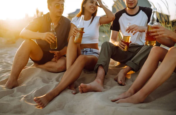 Mladí Lidé Sedí Spolu Pláži Pijí Pivo Pořádají Párty Skupina — Stock fotografie