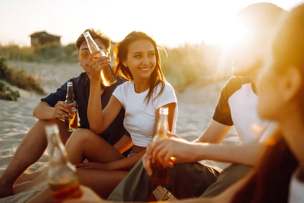 Mladí Lidé Sedí Spolu Pláži Pijí Pivo Pořádají Párty Skupina — Stock fotografie