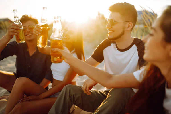 Молоді Люди Сидять Разом Пляжі Ють Пиво Влаштовують Вечірку Група — стокове фото