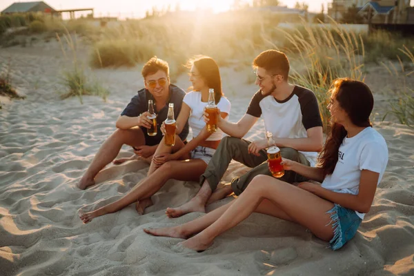 Mladí Lidé Sedí Spolu Pláži Pijí Pivo Pořádají Párty Skupina — Stock fotografie