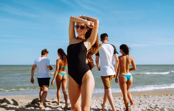 Eine Gruppe Von Freunden Feiert Während Der Sommerferien Zusammen Strand — Stockfoto