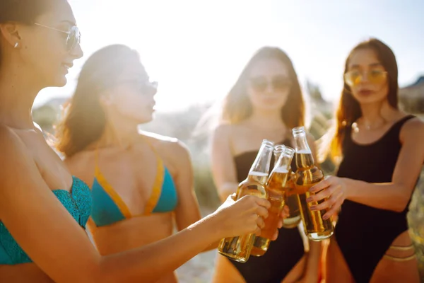 Vier Mooie Meisjes Juichen Drinken Bier Het Strand Genietend Van — Stockfoto