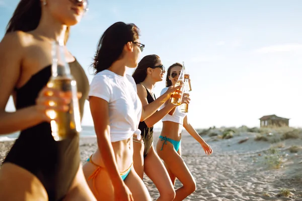 Cztery Piękne Dziewczyny Wiwatują Piją Piwo Plaży Ciesząc Się Wakacjami — Zdjęcie stockowe