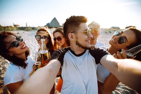 Skupina Mladých Přátel Kteří Berou Selfie Během Letních Prázdnin Dovolená — Stock fotografie