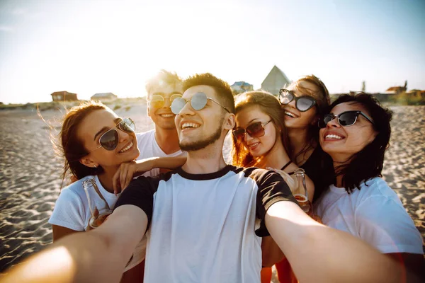 Groep Jonge Vrienden Die Selfie Nemen Tijdens Zomervakantie Vakantie Ontspanning — Stockfoto