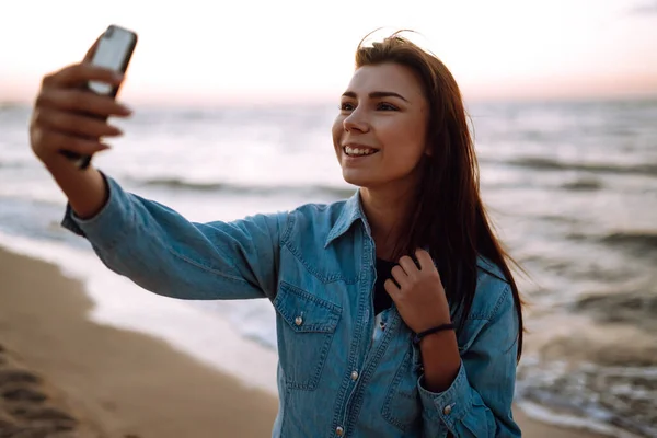 Menina Bonita Tira Uma Selfie Praia Pôr Sol Conceito Relaxar — Fotografia de Stock