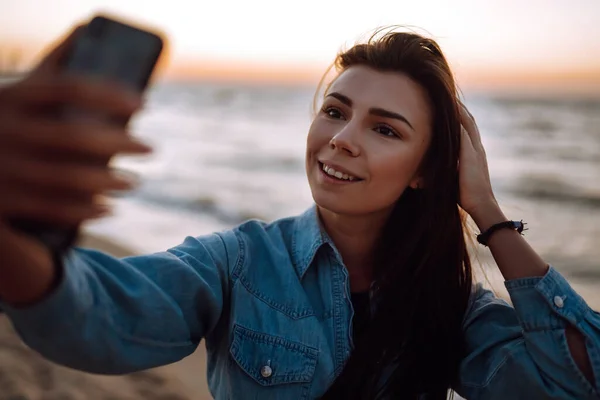 Menina Bonita Tira Uma Selfie Praia Pôr Sol Conceito Relaxar — Fotografia de Stock
