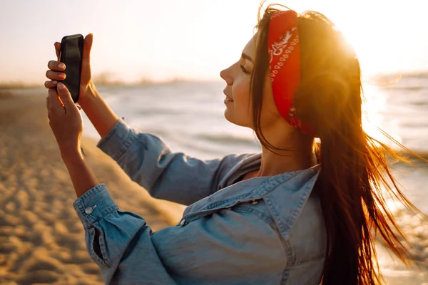 Belle Fille Prend Selfie Sur Plage Coucher Soleil Concept Détente — Photo