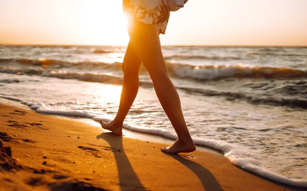 日没時に海岸沿いを歩く女性の足 リラックス 自由と夏休みの概念 — ストック写真