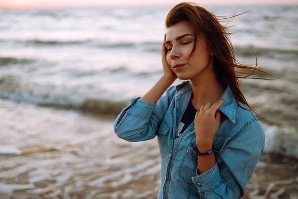 Mädchen Genießt Urlaub Strand Bei Sonnenuntergang Das Konzept Von Entspannung — Stockfoto