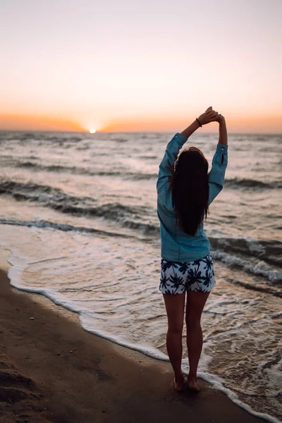 Mädchen Genießt Urlaub Strand Bei Sonnenuntergang Das Konzept Von Entspannung — Stockfoto