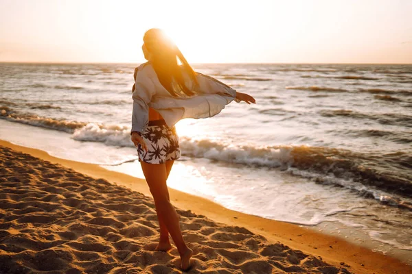 Mädchen Genießt Urlaub Strand Bei Sonnenuntergang Das Konzept Von Entspannung — Stockfoto