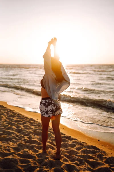 Chica Disfruta Vacaciones Playa Atardecer Concepto Relax Viajes Libertad Vacaciones —  Fotos de Stock