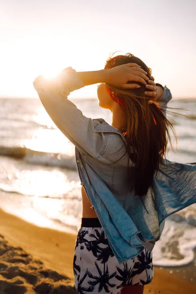 Mädchen Genießt Urlaub Strand Bei Sonnenuntergang Das Konzept Von Entspannung — Stockfoto