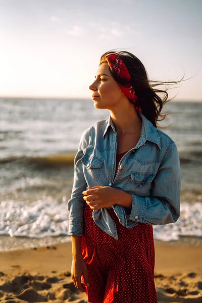 Kız Gün Batımında Plajda Tatil Yapmaktan Hoşlanıyor Rahatlama Seyahat Özgürlük — Stok fotoğraf