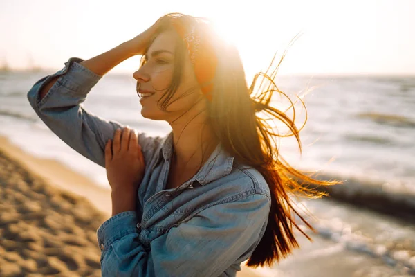 Mädchen Genießt Urlaub Strand Bei Sonnenuntergang Das Konzept Von Entspannung — Stockfoto