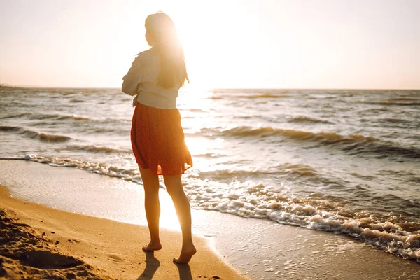 Gadis Menikmati Liburan Pantai Saat Matahari Terbenam Konsep Santai Perjalanan — Stok Foto